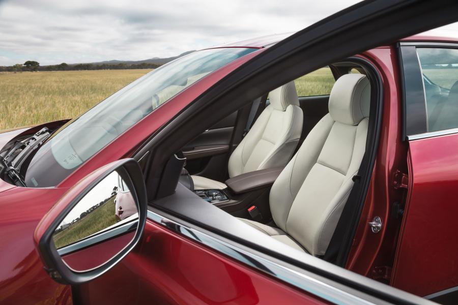 Интерьер Mazda CX-30 2019 года  (AU) (фото 4 из 41)